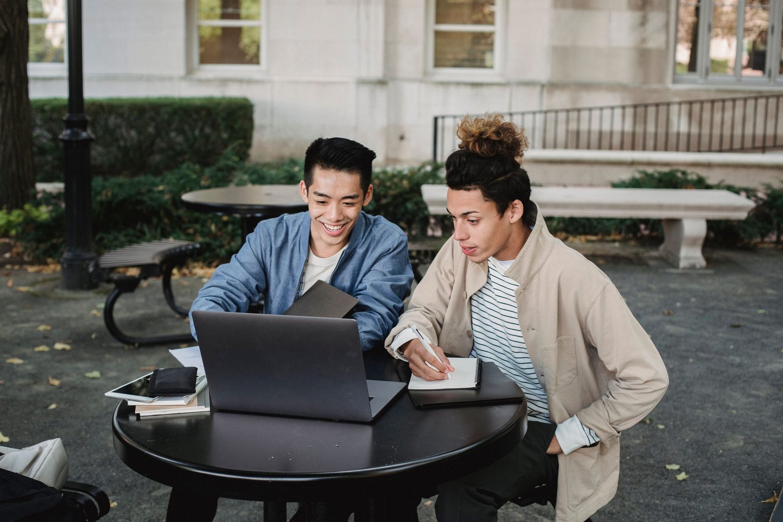 Students planning university application deadlines